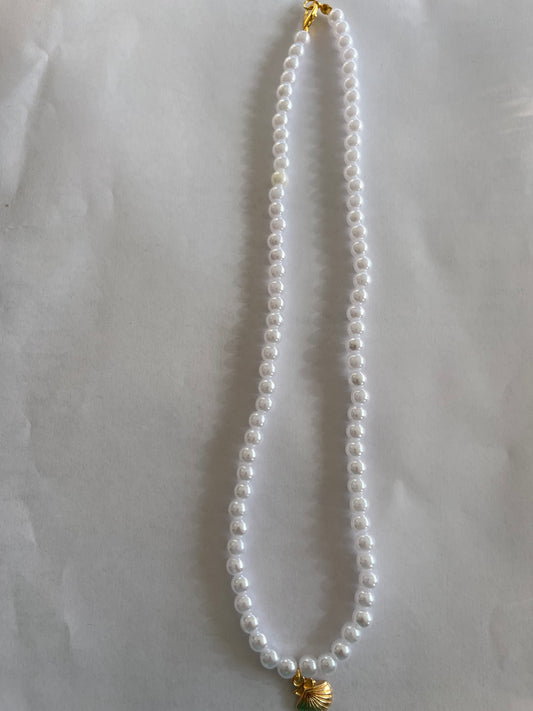 Pearl necklace with a shell charm